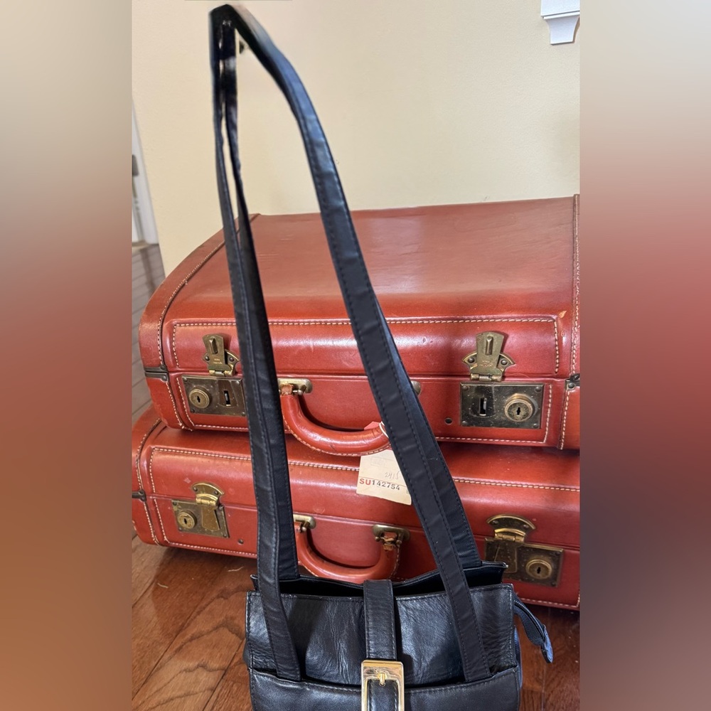 Laura Scott Black shoulder bag with front and back outer pockets, snap closure. - Picture 8 of 12